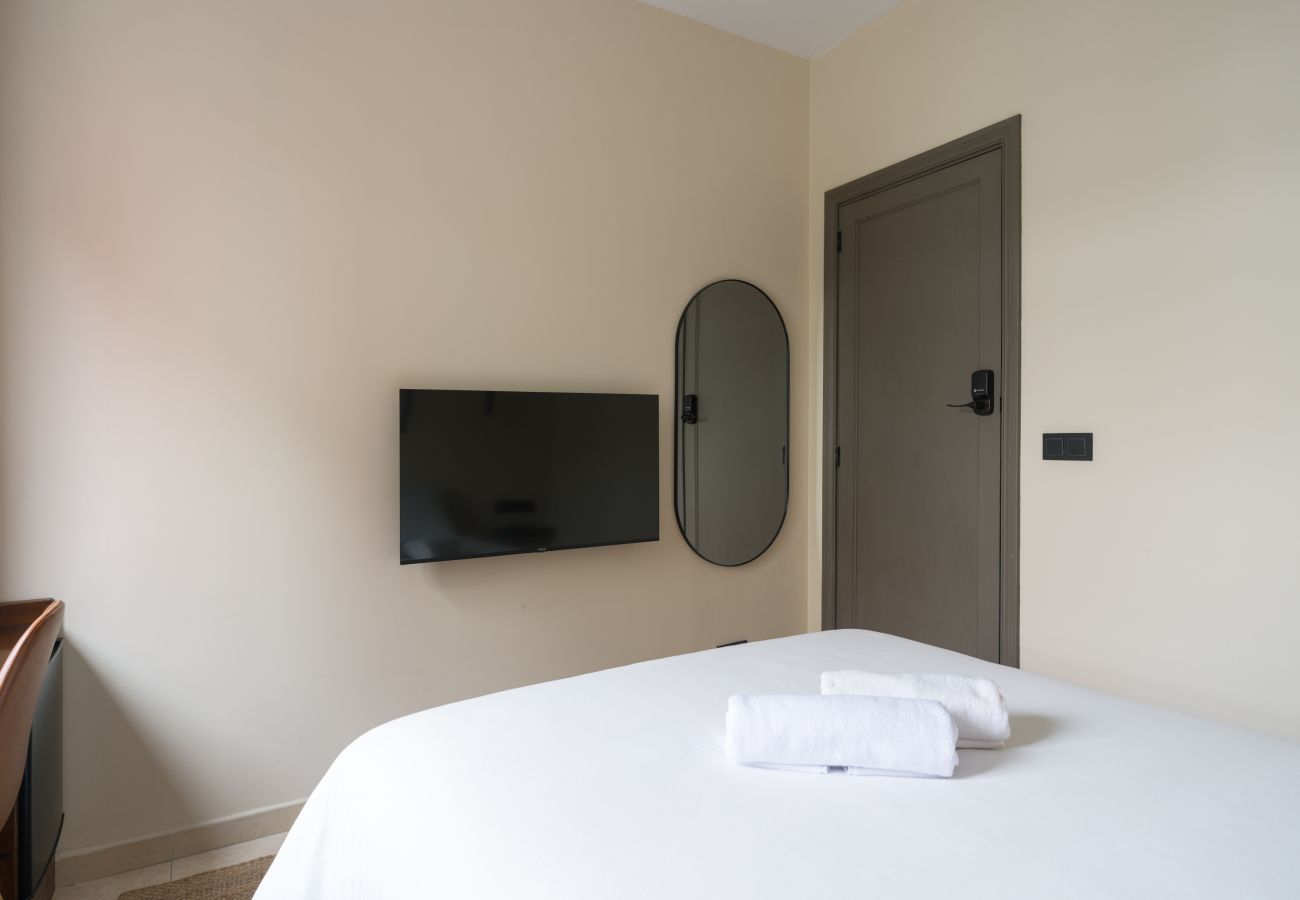 Rent by room in Las Palmas de Gran Canaria - No. 80 Room 7 with Balcony